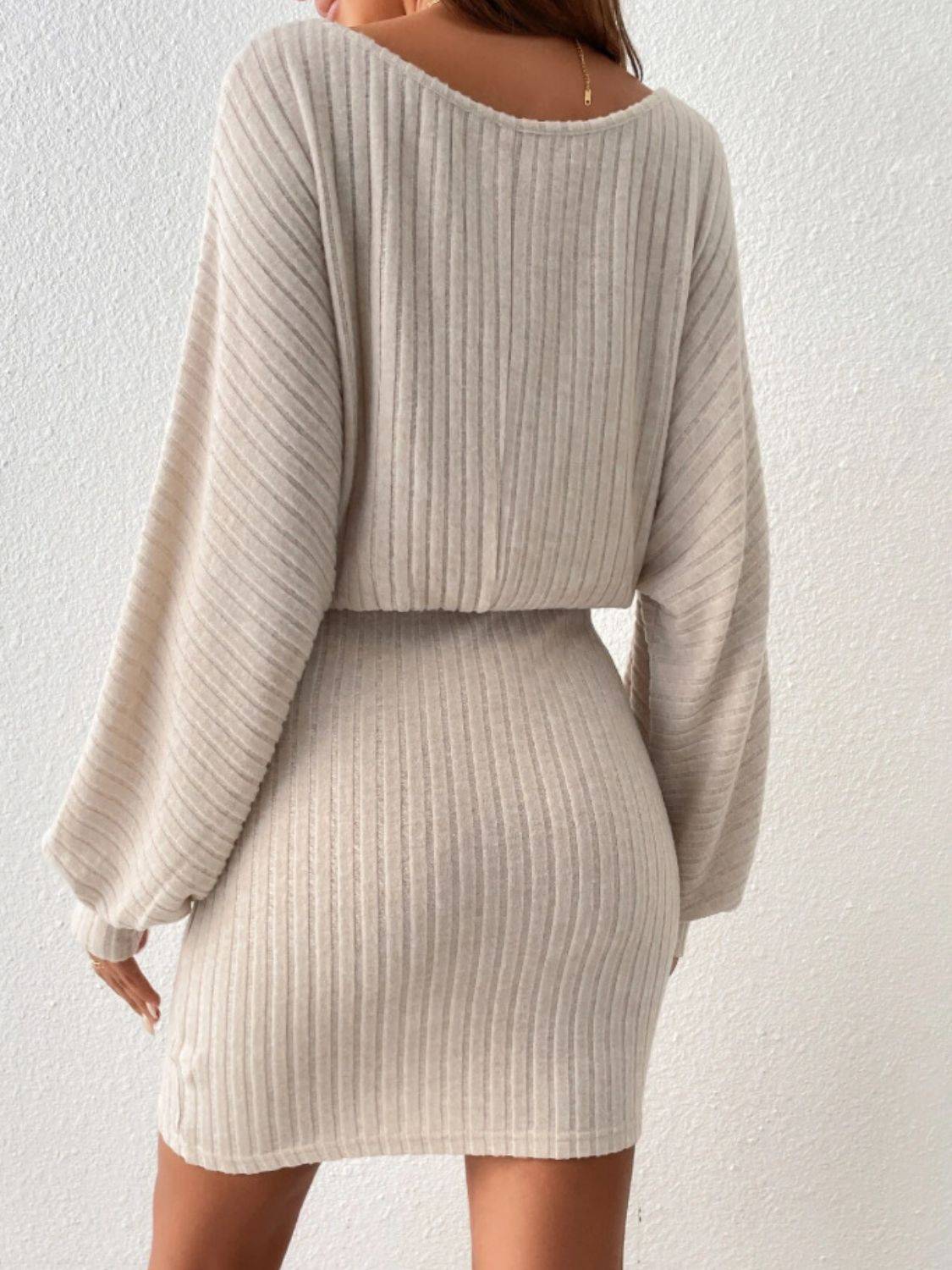 Minikleid mit Rundhalsausschnitt und Bindegürtel
