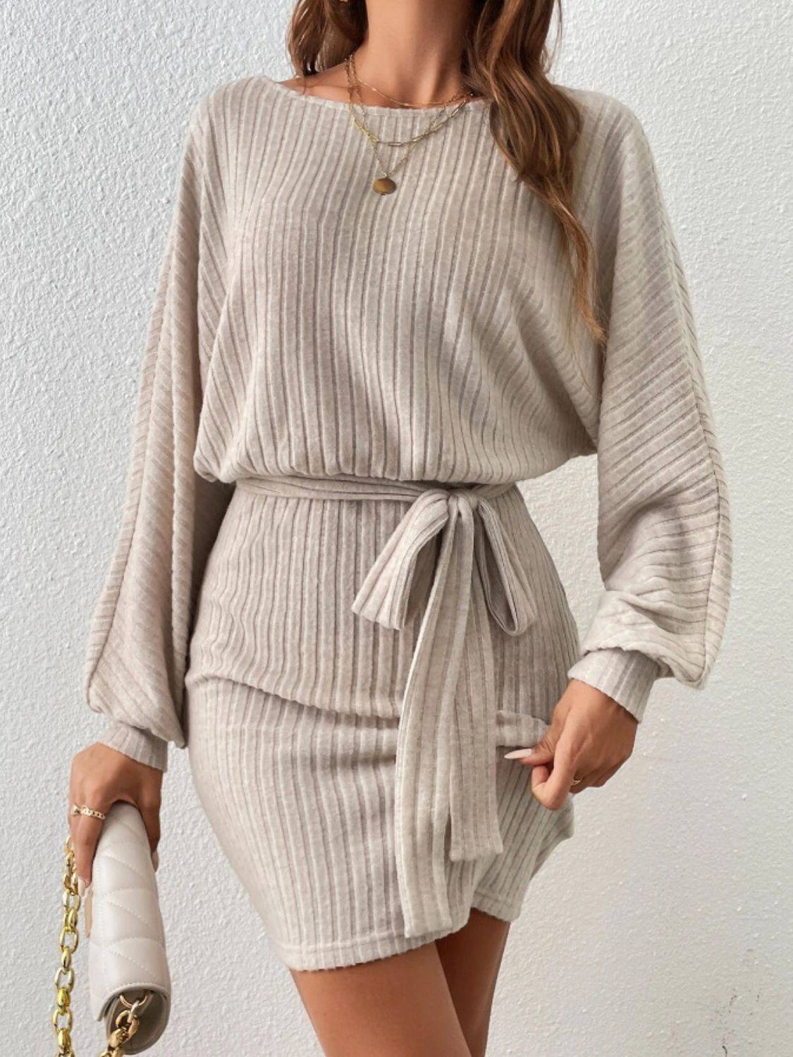 Minikleid mit Rundhalsausschnitt und Bindegürtel