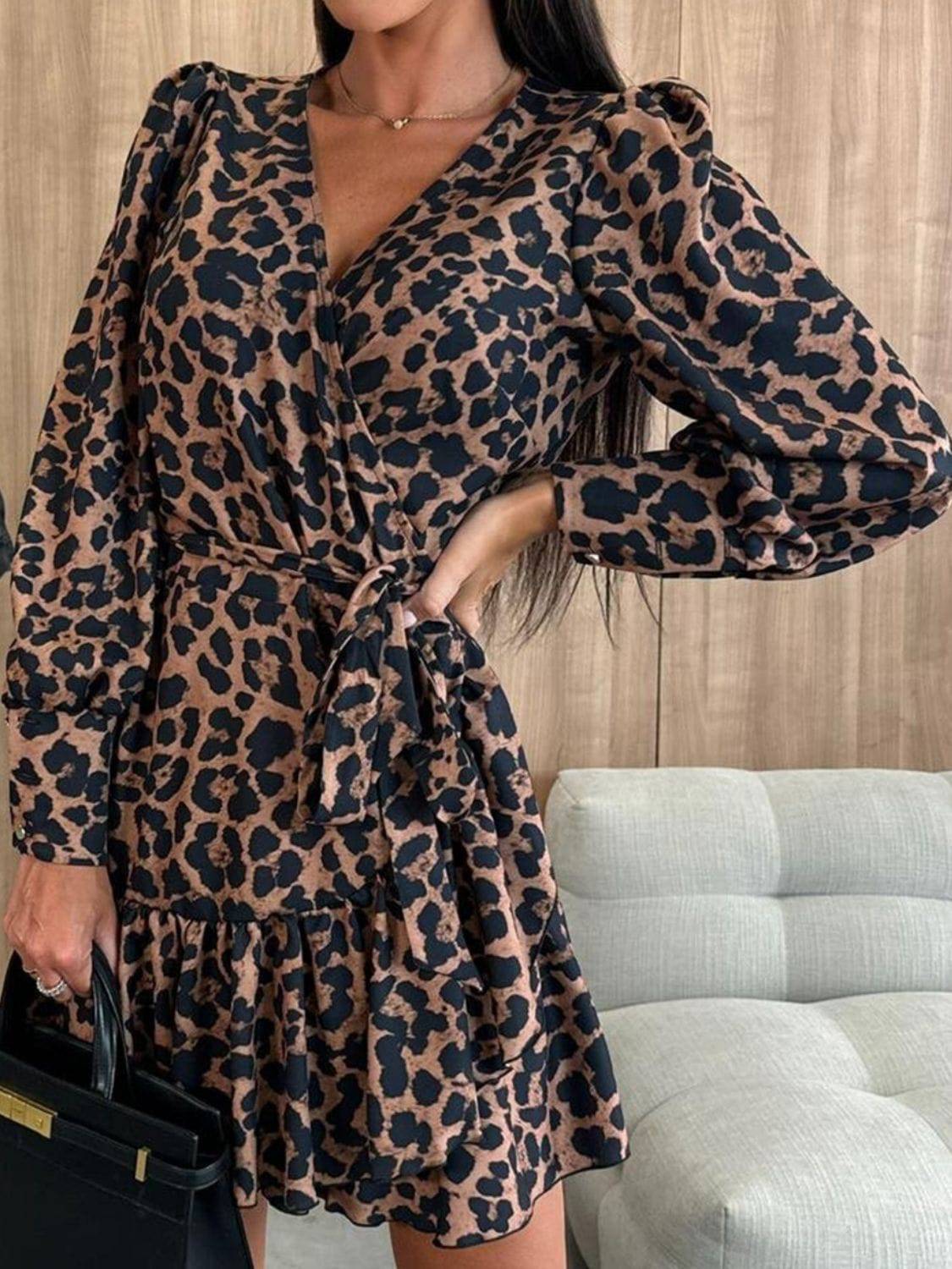 Langärmliges Kleid mit Leopardenmuster und Bindeband