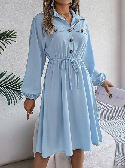 Langärmliges Kleid mit Kragen und Taschen