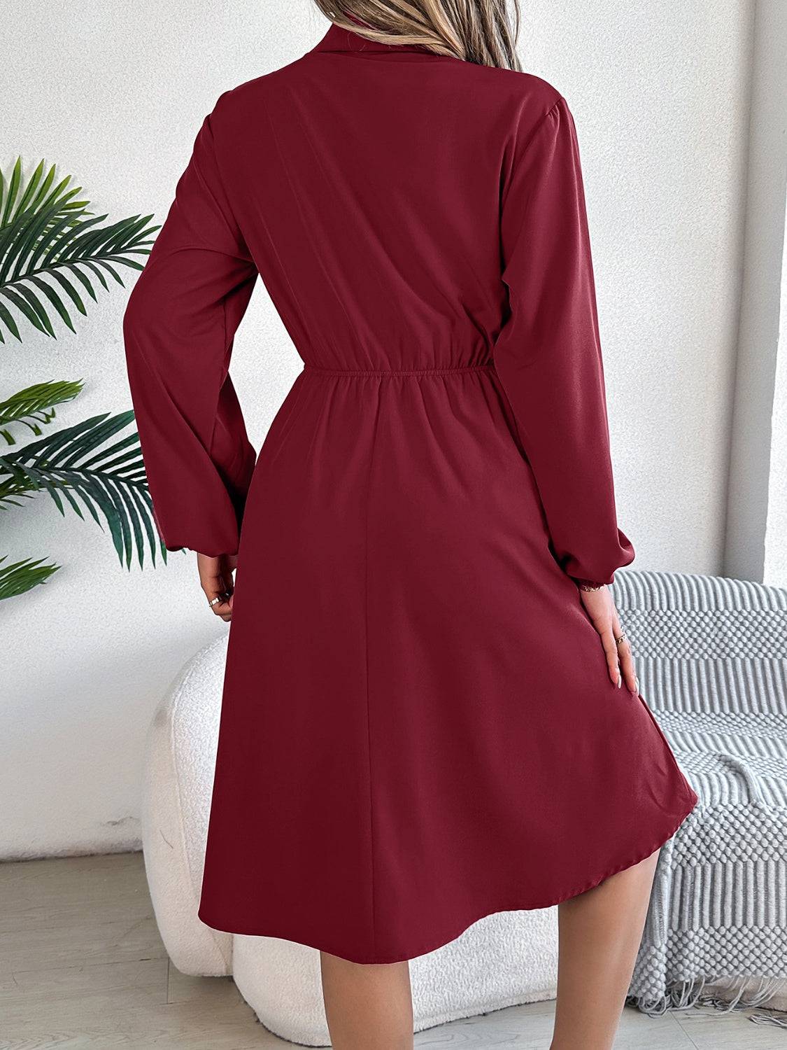 Langärmliges Kleid mit Kragen und Taschen