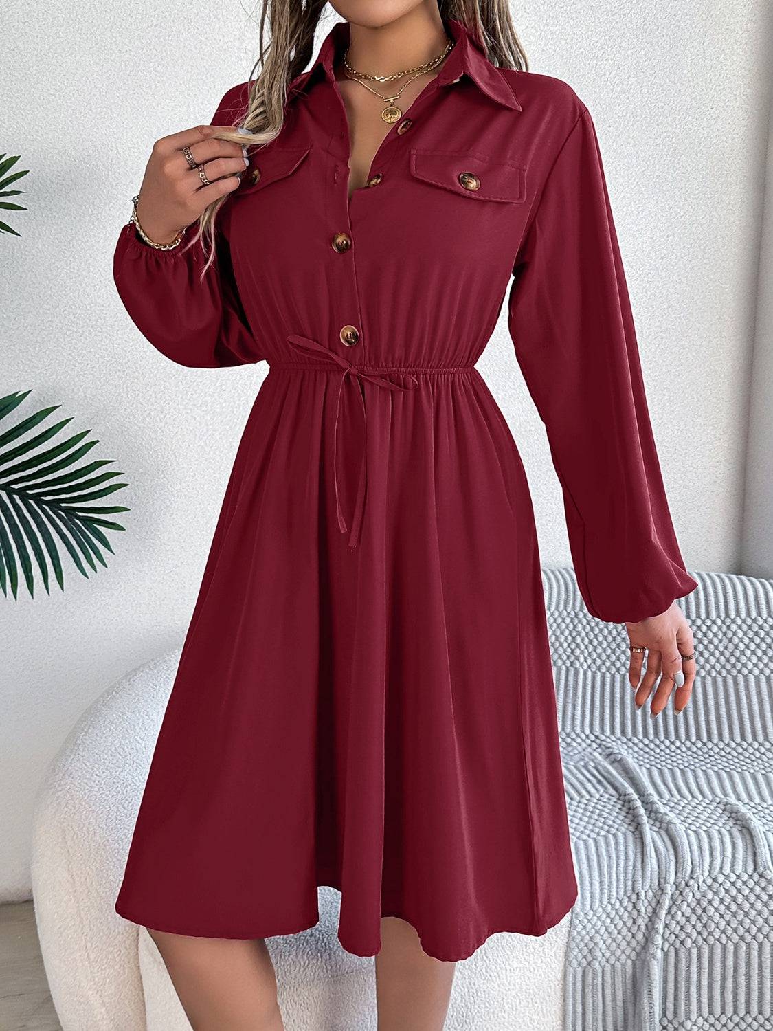 Langärmliges Kleid mit Kragen und Taschen