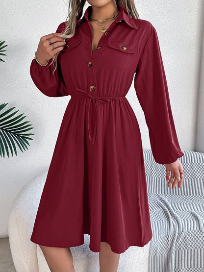Langärmliges Kleid mit Kragen und Taschen