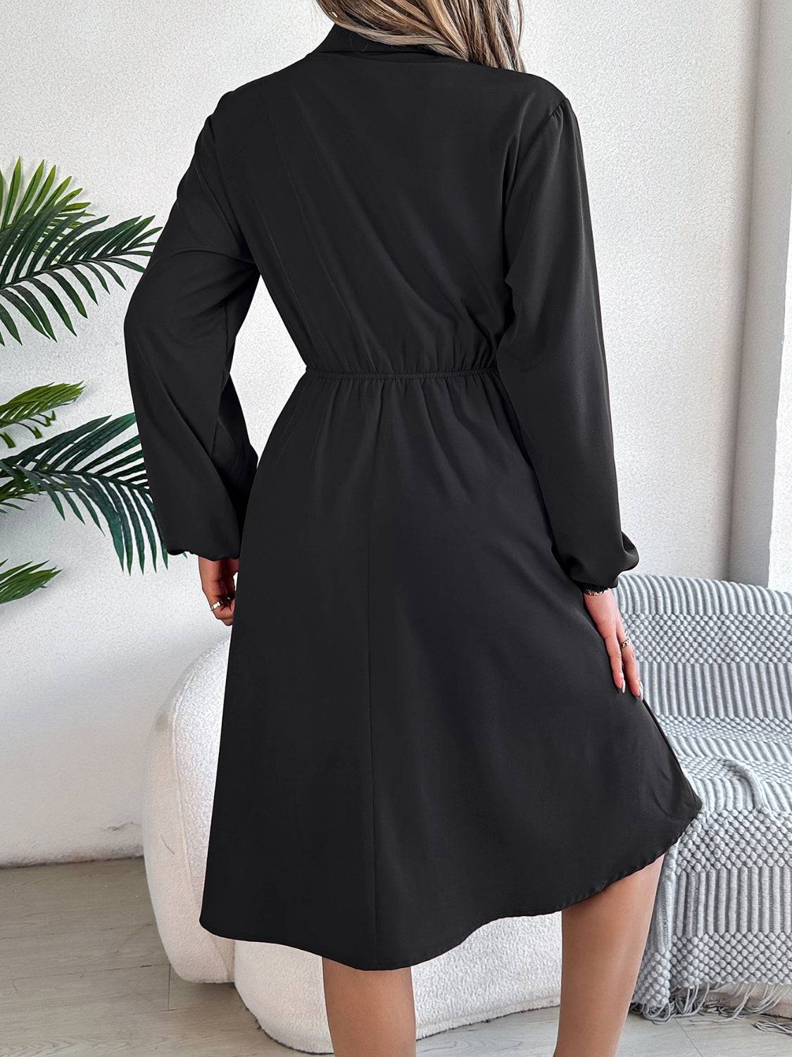 Langärmliges Kleid mit Kragen und Taschen