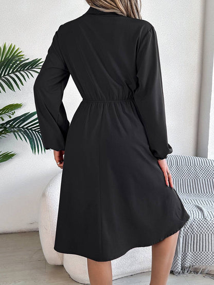 Langärmliges Kleid mit Kragen und Taschen