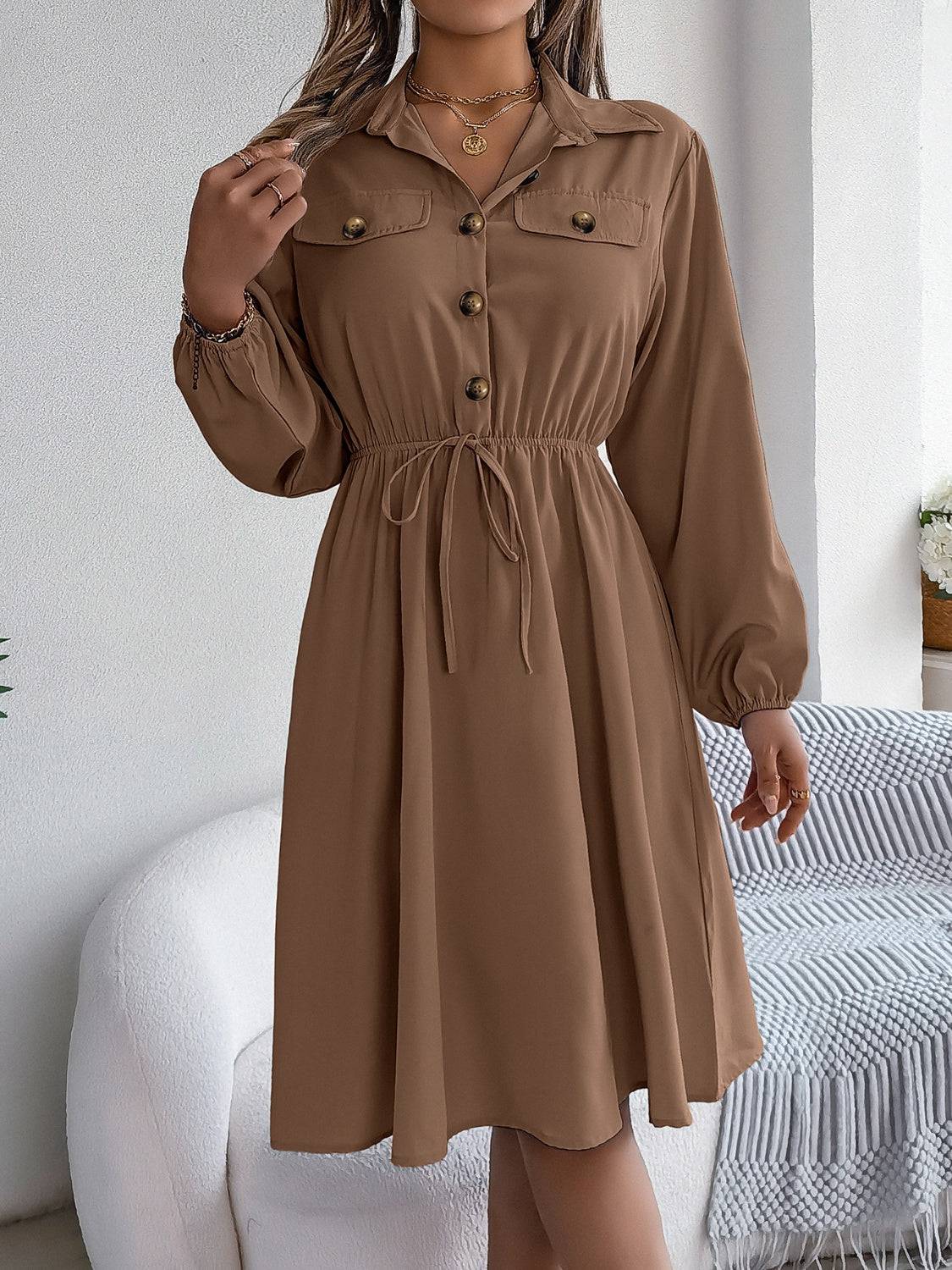 Langärmliges Kleid mit Kragen und Taschen