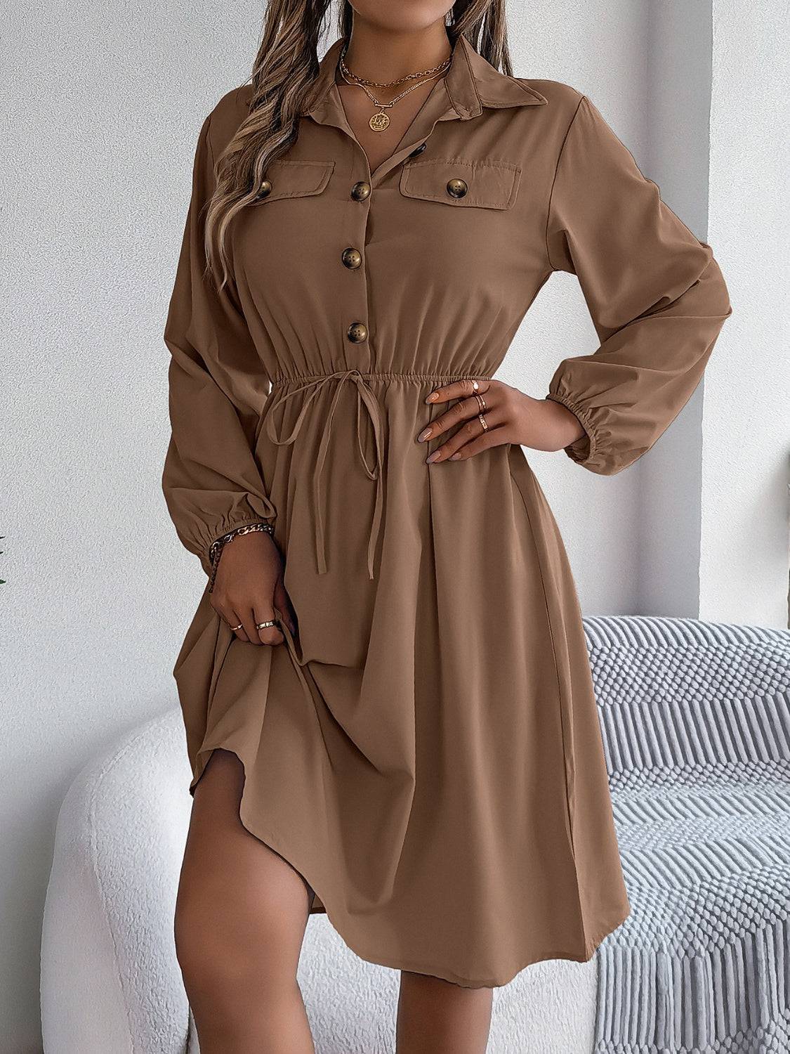 Langärmliges Kleid mit Kragen und Taschen