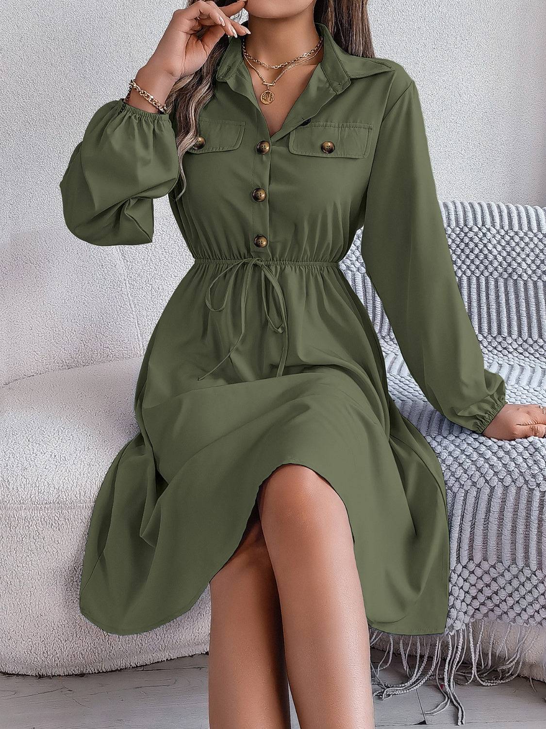 Langärmliges Kleid mit Kragen und Taschen