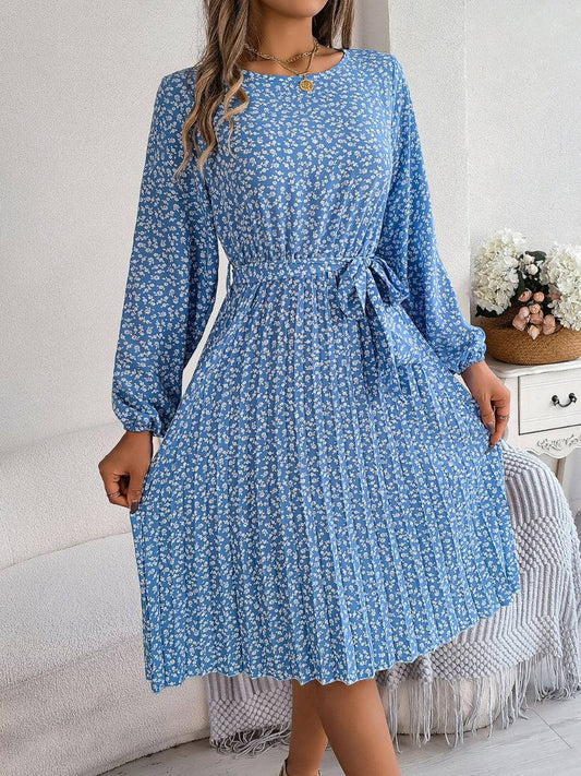 Plissiertes Kleid mit Blumenmuster und Bindegürtel