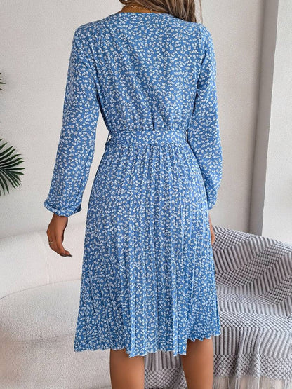 Plissiertes Kleid mit Blumenmuster und Bindegürtel