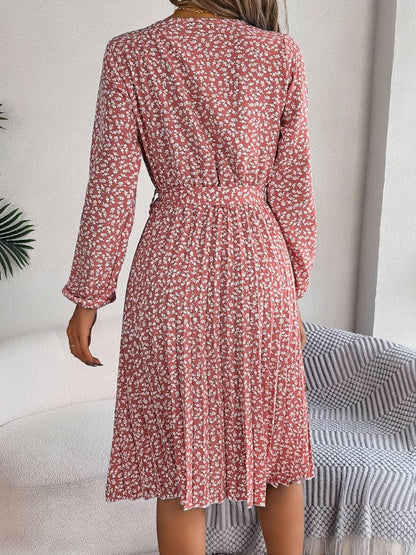 Plissiertes Kleid mit Blumenmuster und Bindegürtel