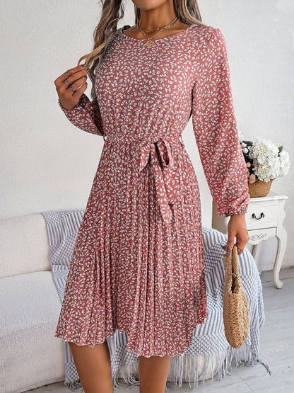 Plissiertes Kleid mit Blumenmuster und Bindegürtel