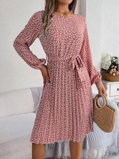 Plissiertes Kleid mit Blumenmuster und Bindegürtel