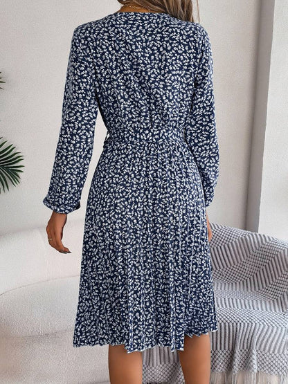Plissiertes Kleid mit Blumenmuster und Bindegürtel