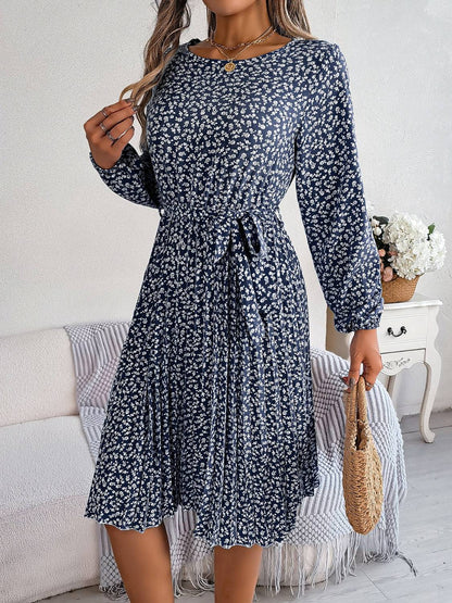 Plissiertes Kleid mit Blumenmuster und Bindegürtel