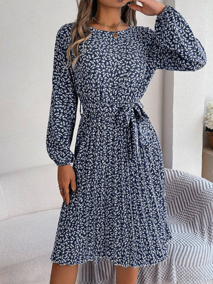 Plissiertes Kleid mit Blumenmuster und Bindegürtel