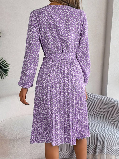 Plissiertes Kleid mit Blumenmuster und Bindegürtel