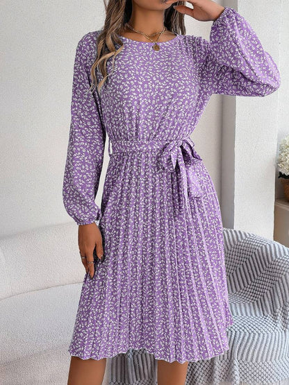 Plissiertes Kleid mit Blumenmuster und Bindegürtel