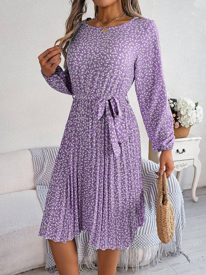 Plissiertes Kleid mit Blumenmuster und Bindegürtel