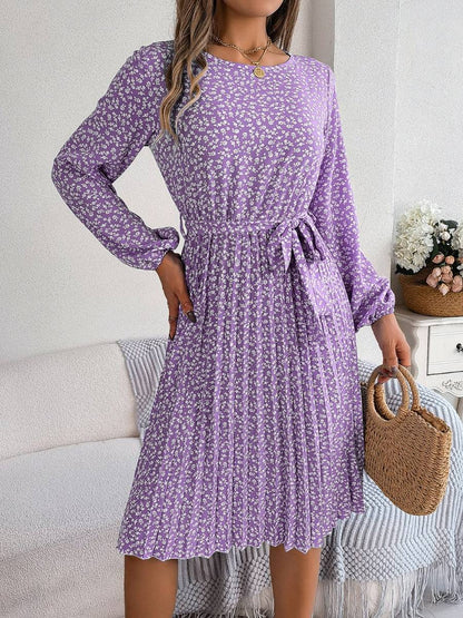 Plissiertes Kleid mit Blumenmuster und Bindegürtel