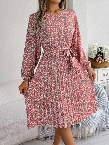 Plissiertes Kleid mit Blumenmuster und Bindegürtel