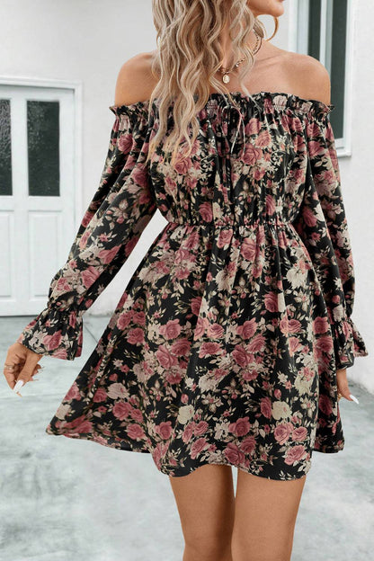Geblümtes, schulterfreies Kleid mit Volantärmeln