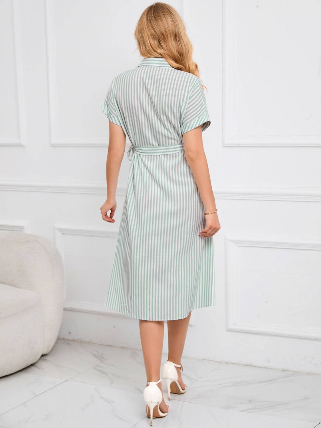 Gestreiftes, kurzärmliges Midikleid mit Taillenschnürung