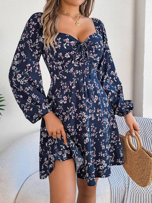 Bedrucktes Minikleid mit Herzausschnitt und Ballonärmeln