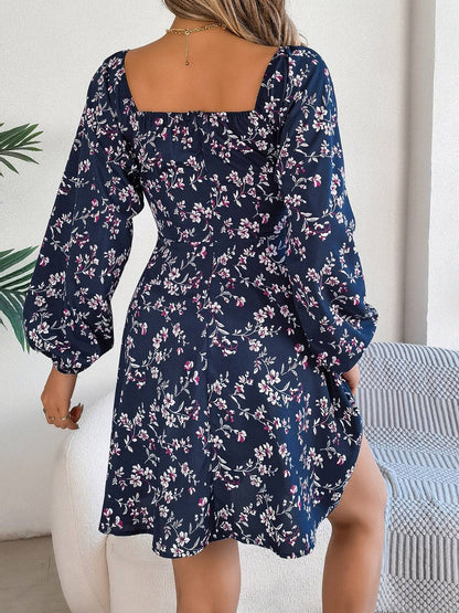 Bedrucktes Minikleid mit Herzausschnitt und Ballonärmeln