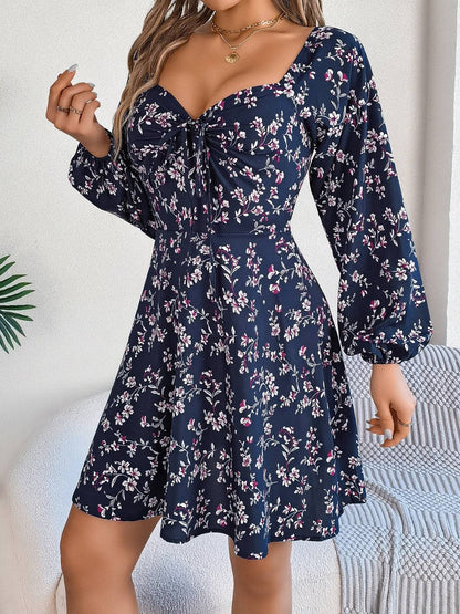 Bedrucktes Minikleid mit Herzausschnitt und Ballonärmeln