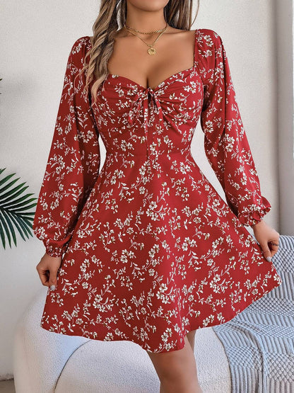 Bedrucktes Minikleid mit Herzausschnitt und Ballonärmeln