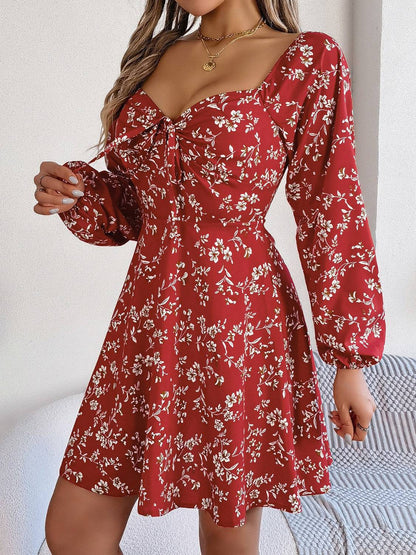 Bedrucktes Minikleid mit Herzausschnitt und Ballonärmeln
