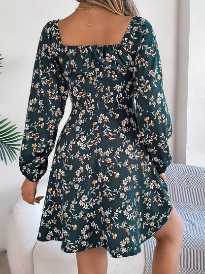 Bedrucktes Minikleid mit Herzausschnitt und Ballonärmeln