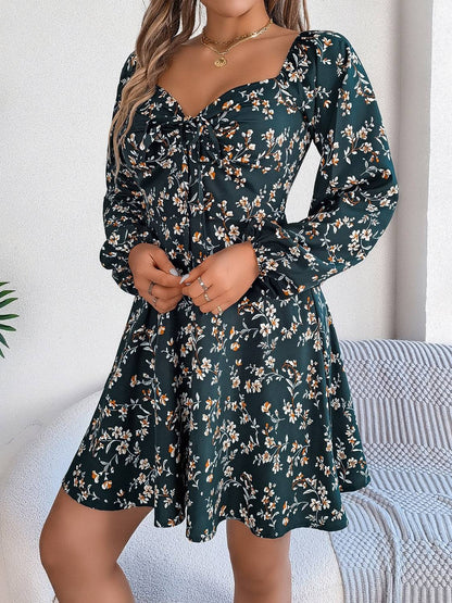 Bedrucktes Minikleid mit Herzausschnitt und Ballonärmeln