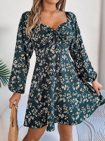 Bedrucktes Minikleid mit Herzausschnitt und Ballonärmeln