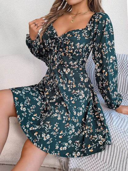 Bedrucktes Minikleid mit Herzausschnitt und Ballonärmeln