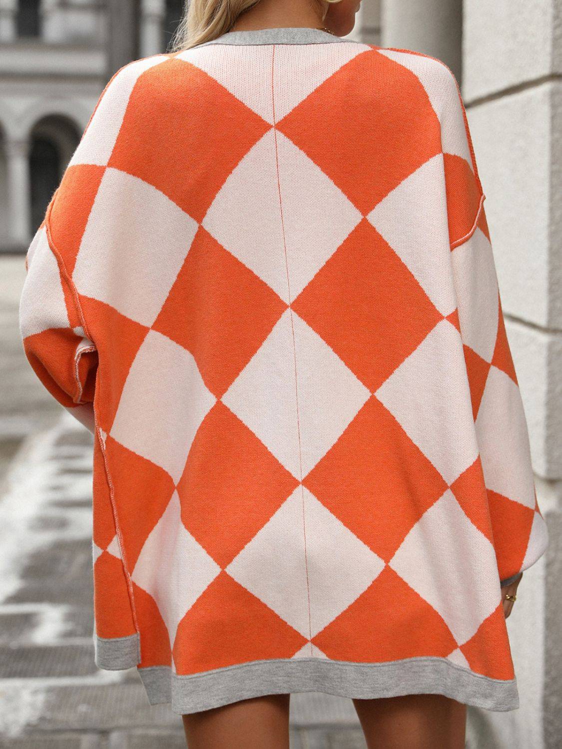 Karierte Strickjacke mit überschnittenen Schultern und langen Ärmeln