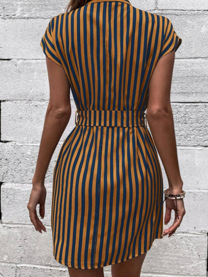 Gestreiftes Minikleid mit Flügelärmeln und Bindeband