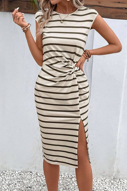 Kleid mit Schlitz und gestreiften Flügelärmeln