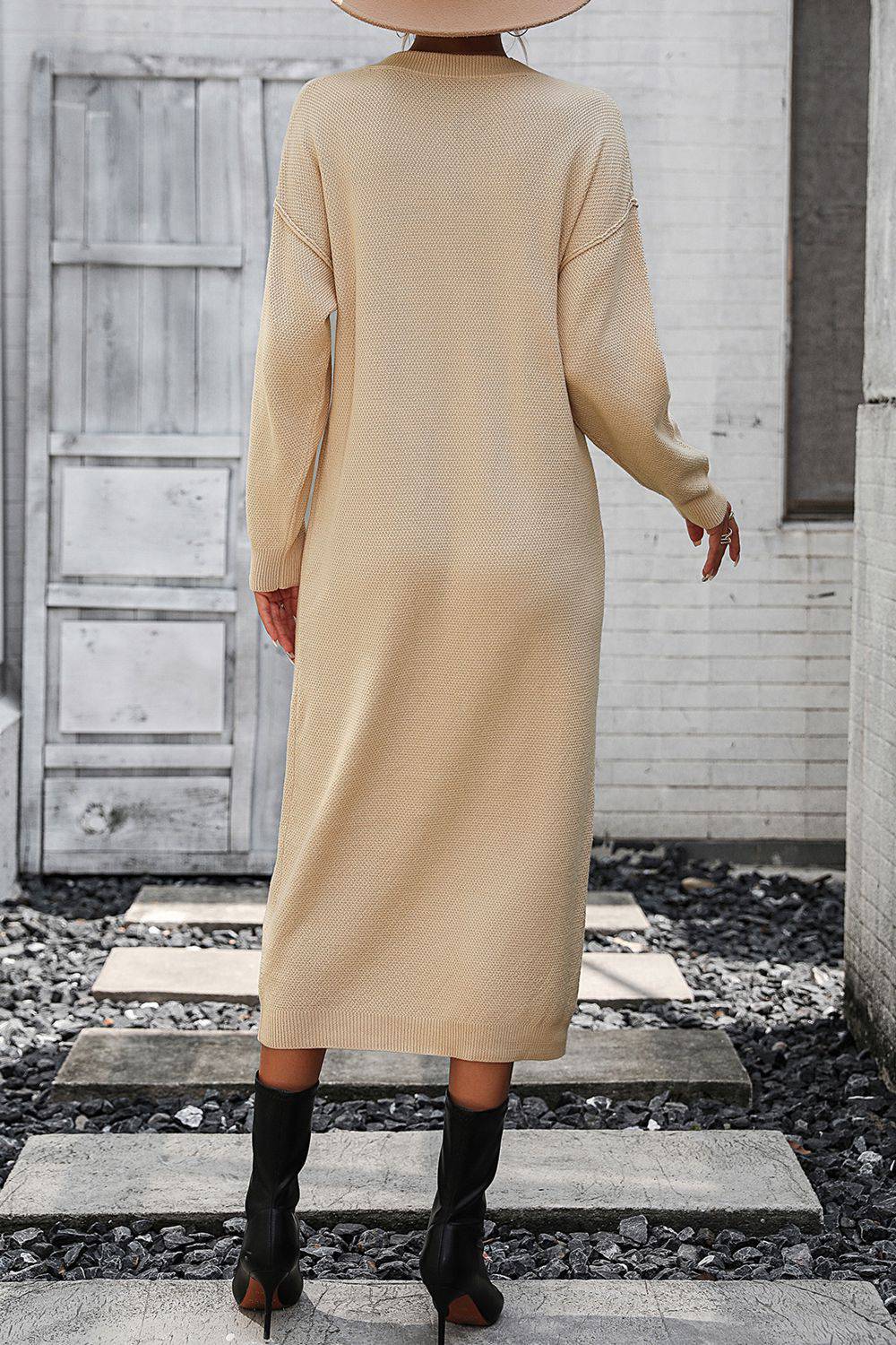 Pulloverkleid mit dekorativen Knöpfen, tief angesetzten Schultern und Einkerbungen