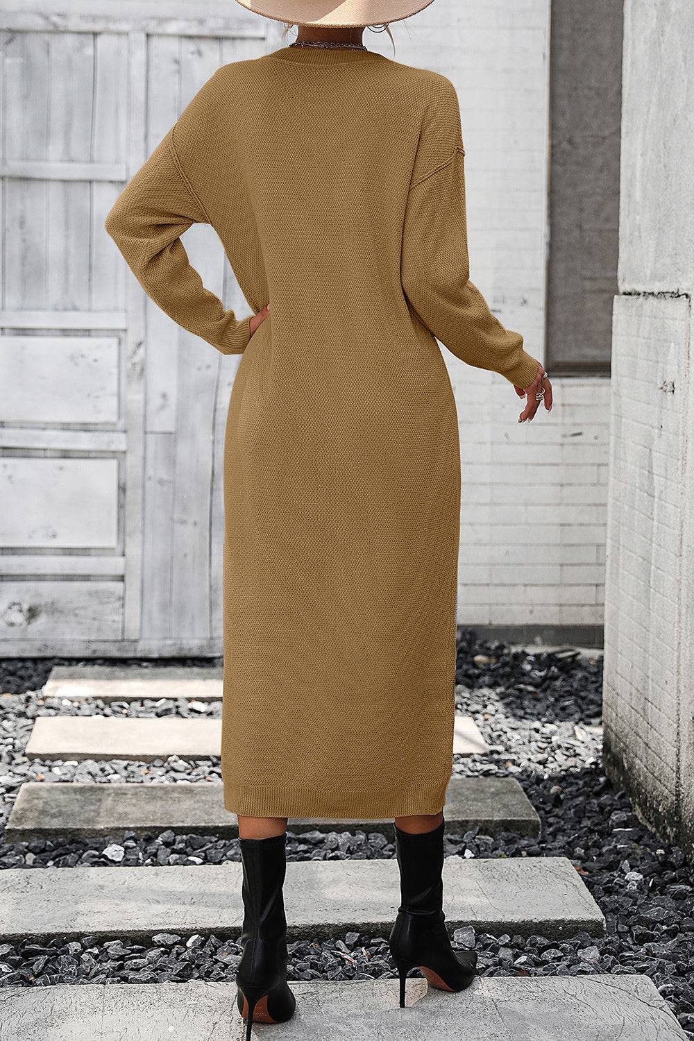 Pulloverkleid mit dekorativen Knöpfen, tief angesetzten Schultern und Einkerbungen
