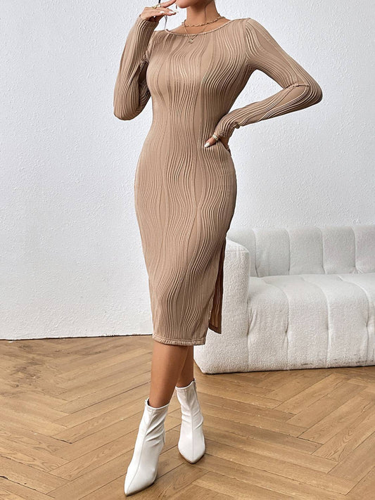 Honigfarbenes, langärmliges Midikleid mit Schlitz