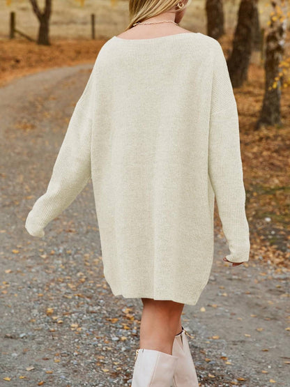 Pulloverkleid mit V-Ausschnitt und überschnittenen Schultern