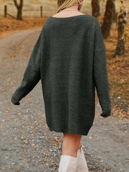 Pulloverkleid mit V-Ausschnitt und überschnittenen Schultern