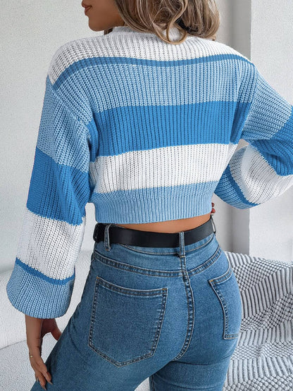 Kurzer Pullover mit Rundhalsausschnitt und Farbblock