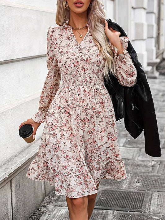 Langärmliges Kleid mit Rüschensaum und floralem Chorhemd