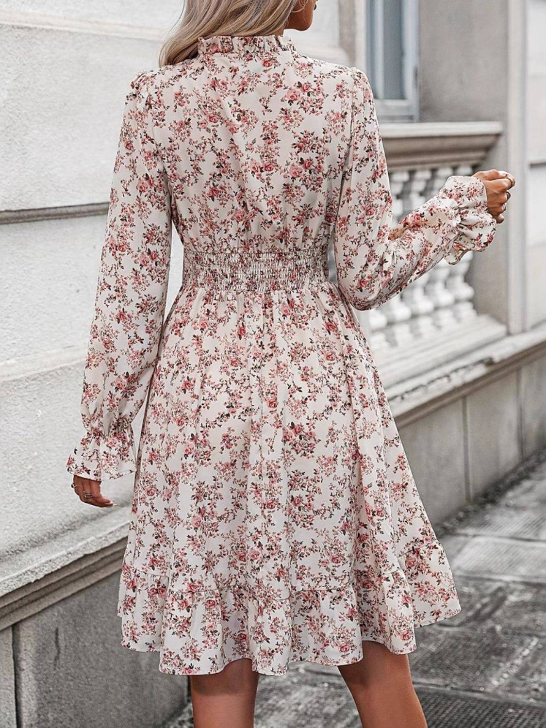 Langärmliges Kleid mit Rüschensaum und floralem Chorhemd