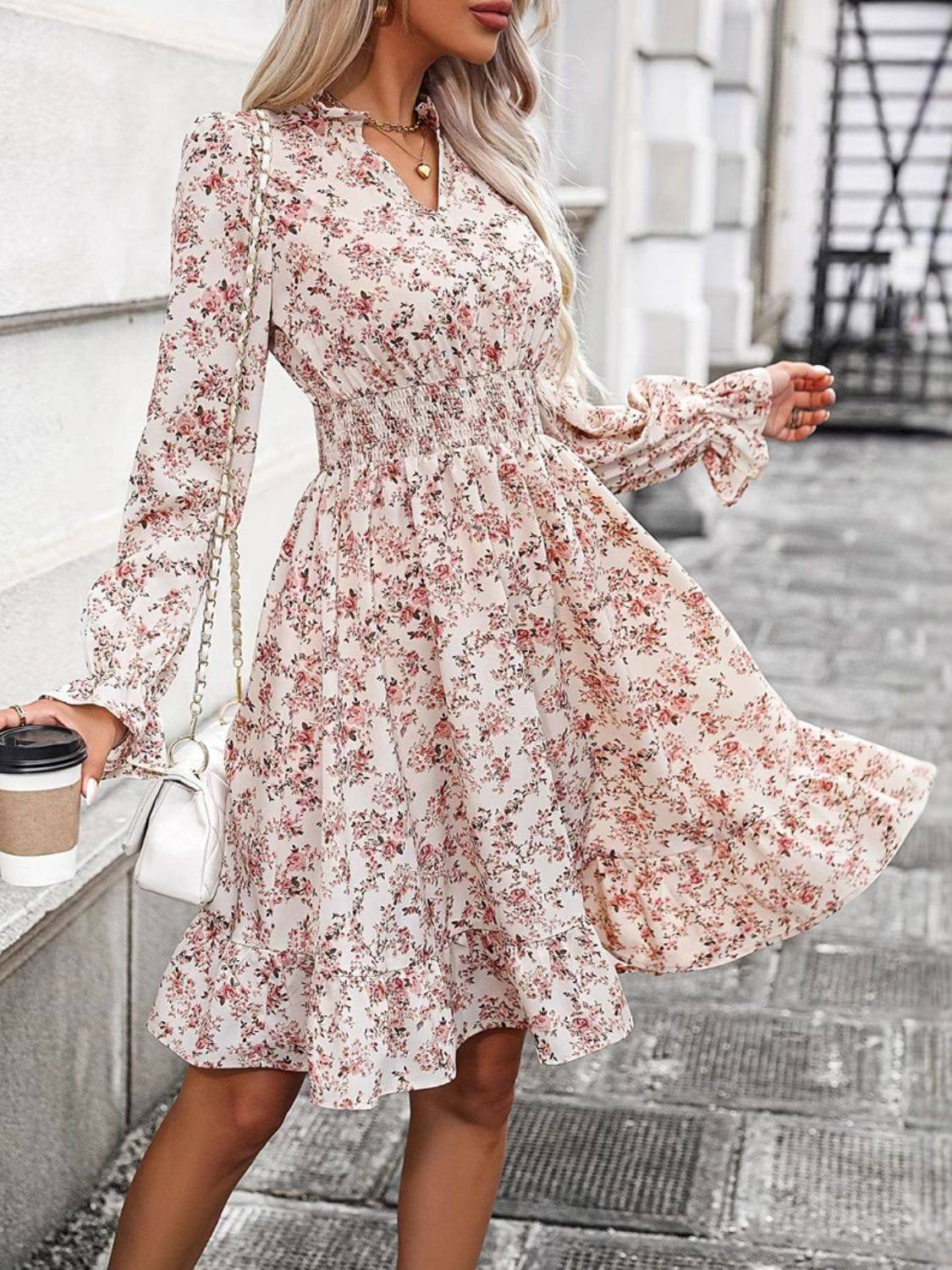 Langärmliges Kleid mit Rüschensaum und floralem Chorhemd