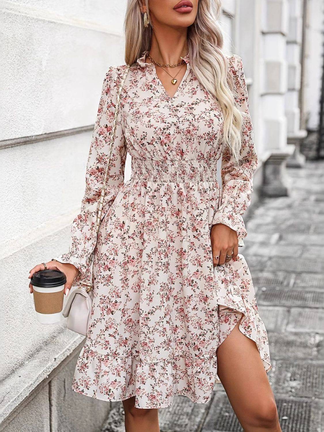 Langärmliges Kleid mit Rüschensaum und floralem Chorhemd