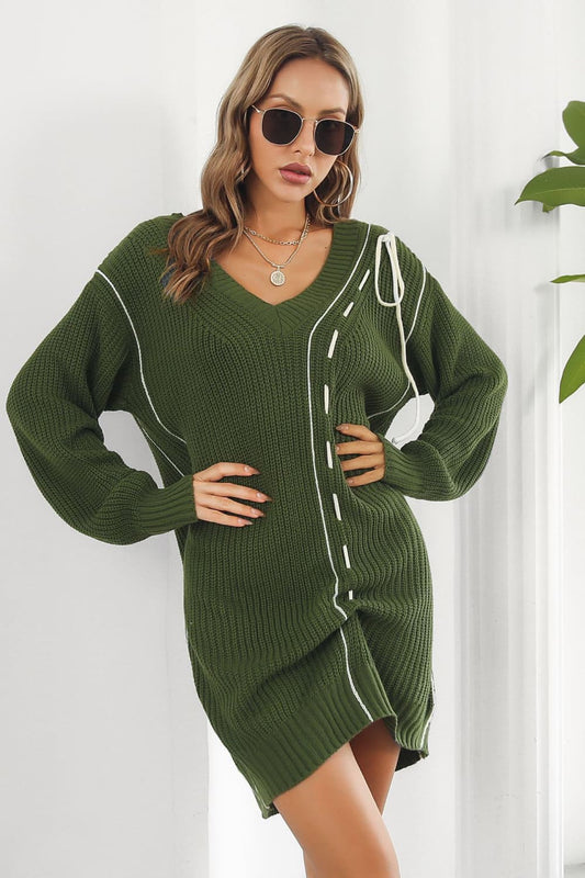 Pulloverkleid mit kontrastierendem V-Ausschnitt
